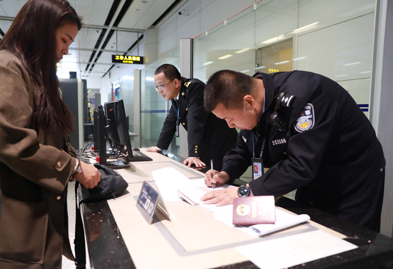 呼和浩特出入境边防检查站与呼和浩特海关开展联合行动共同查缉象牙等