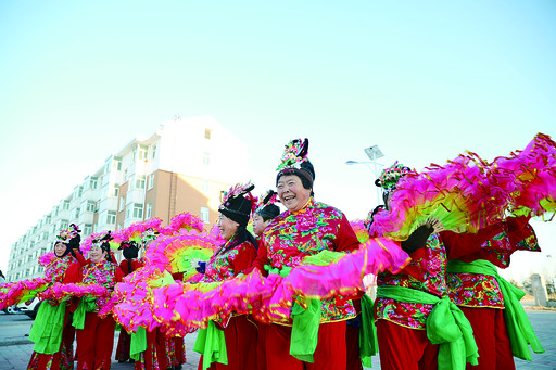 果蔬飘香迎客来技术人员在修剪秧苗热带水果也出现在了北方的大棚里