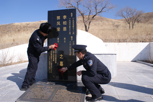 呼伦贝尔罕达盖边境派出所民警与三角山哨所官兵来到李相恩烈士陵园