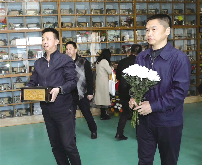 78年后的寻访仙桃市代表团赴内蒙古祭拜王贤光烈士