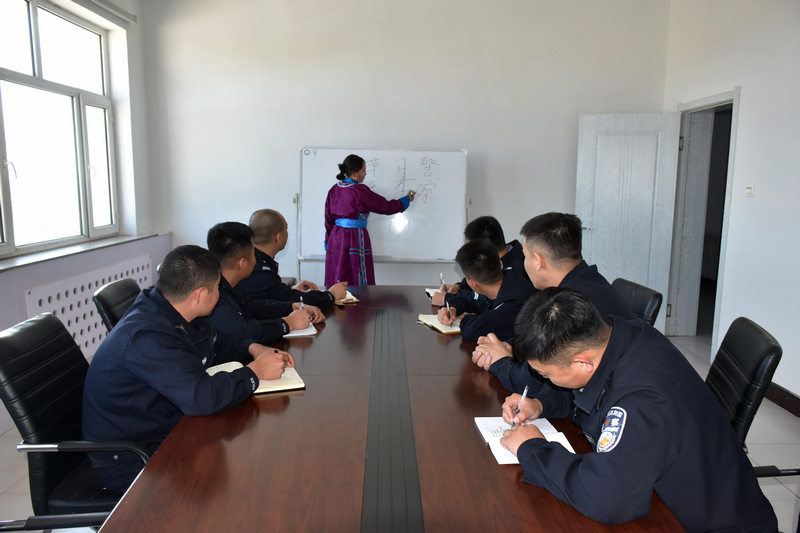 支队贺斯格乌拉边境派出所学习室里,乌拉盖管理区蒙古语老师阿力玛领