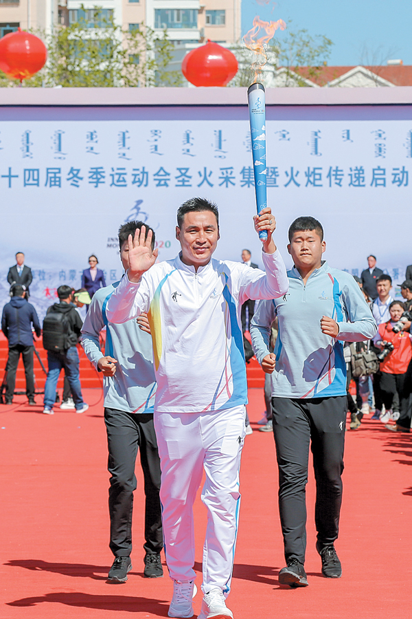 当日,在内蒙古自治区政府成立旧址乌兰浩特市,中华人民共和国第