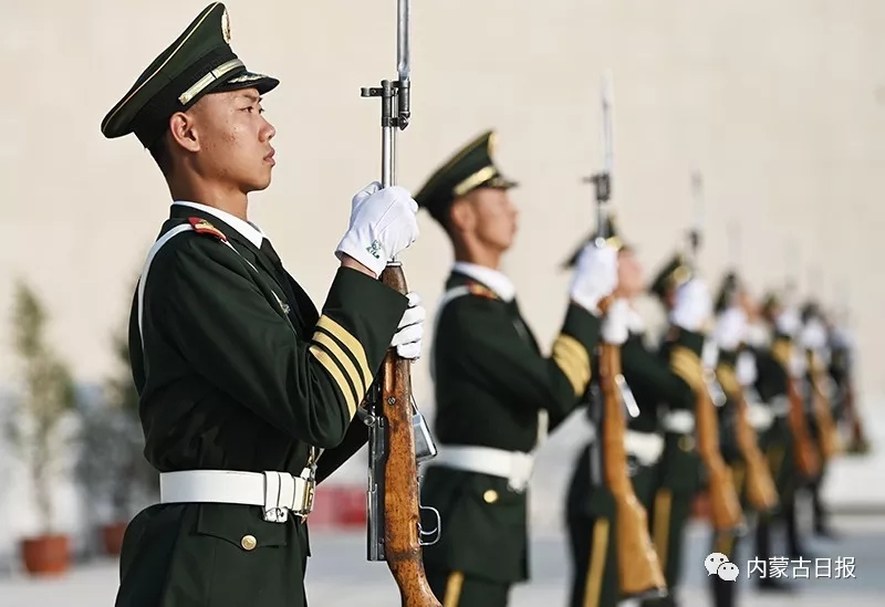 礼兵持枪伫立.内蒙古日报社融媒体记者 马建荃 摄礼兵敬礼.