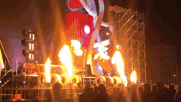 够科幻够硬核!英雄会电音节嗨翻腾格里