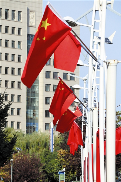 国庆期间,通辽市主城区到处飘扬着鲜艳的五星红旗.