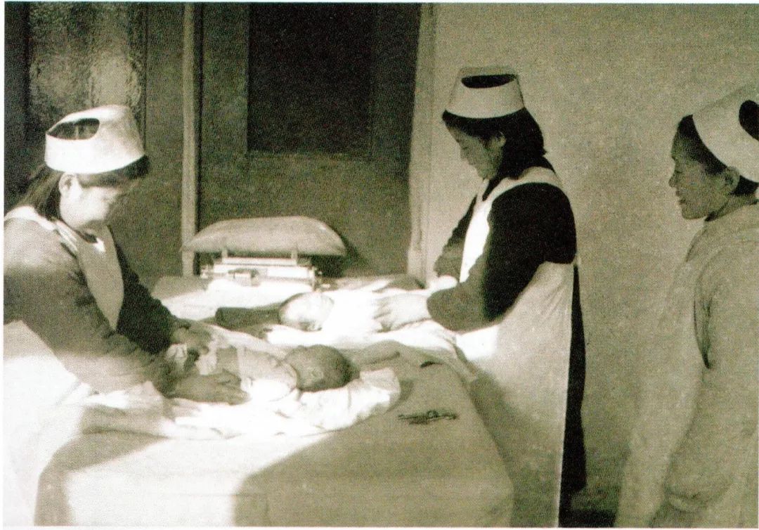 医院把所有能调动的资源和力量都投到了育婴院,一桶桶牛奶,一袋袋奶粉