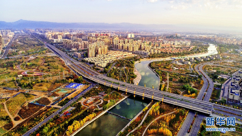 空中俯瞰呼和浩特市城区一角.新华网发 (乐炎 摄)