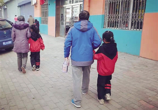 老人们帮子女接送孩子上下学