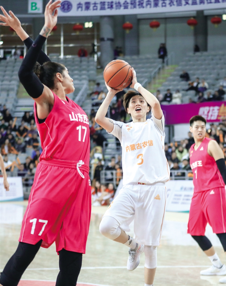 李珊珊(白衣)突破上篮摄影/北方新报融媒体记者牛天甲