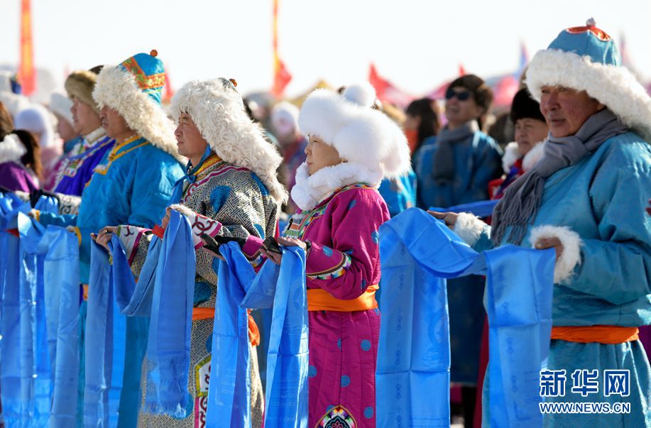 牧民手捧哈达参加克什克腾旗达里诺尔湖祭湖醒网仪式.