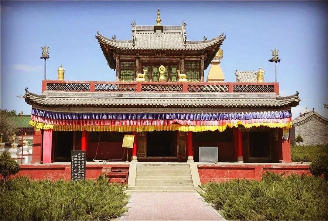 喇嘛教传入鄂尔多斯地区后,敖包祭祀活动也从萨满教祭祀方式转变成