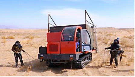 经济 内蒙古经济  这段时间,在乌兰布和沙漠边缘,每天都有4台履带式