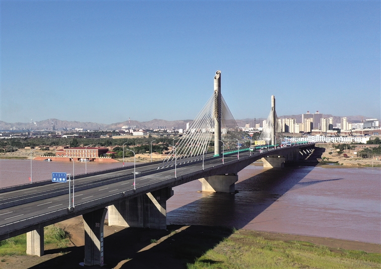 乌海黄河特大桥建成通车连接"黄河两岸三区".张维伟 摄