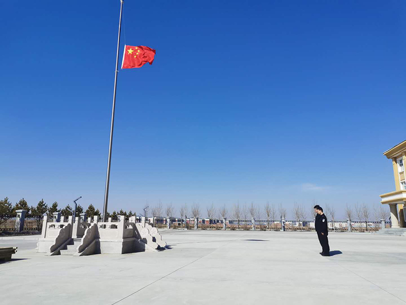 图为降半旗哀悼