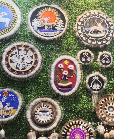 相传很久以前,鄂温克族人生活在阴暗寒冷的森林里,常年见不到阳光