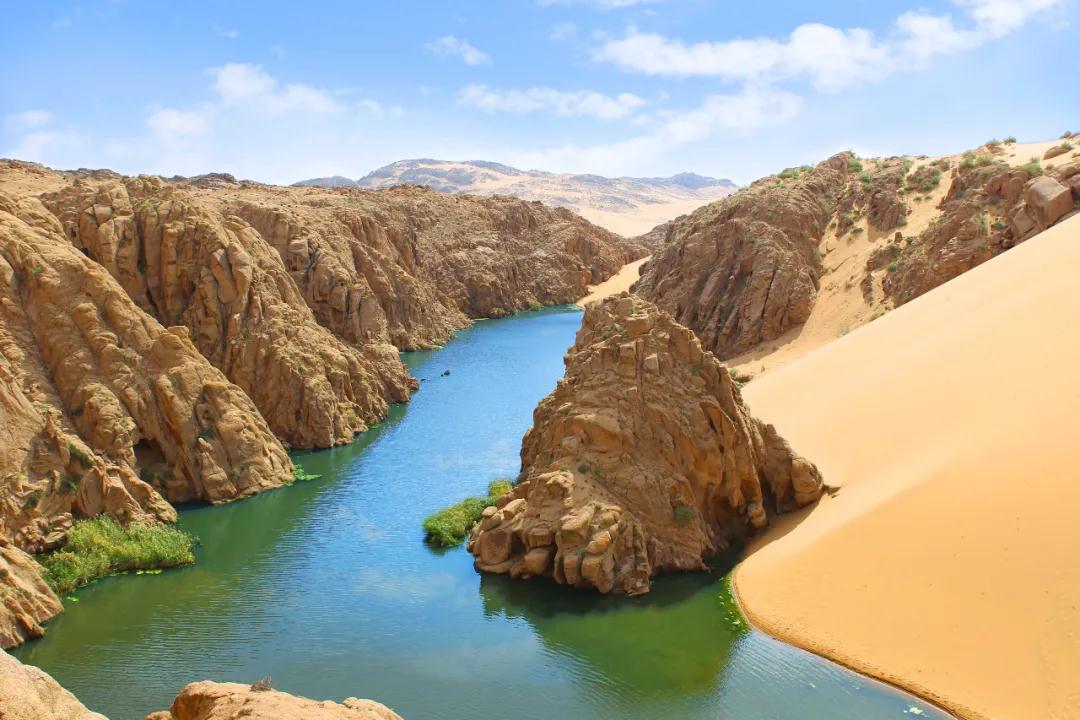 是全球罕见的沙漠堰塞湖.
