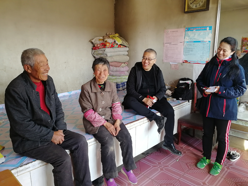 大官营子包村负责人,旗直驻村工作队,村两委一行人走访入户来到刘富家