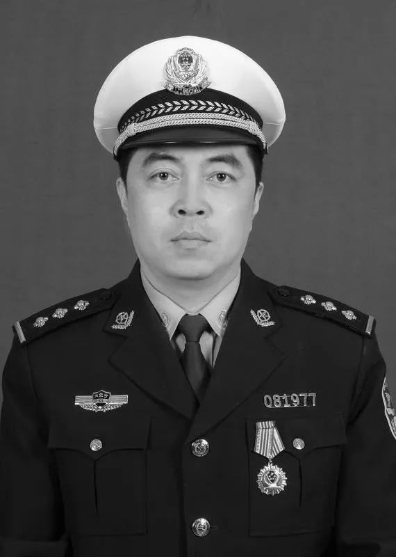 1974年11月出生,汉族,中共党员,2000年7月参加公安工作,一级警督警衔