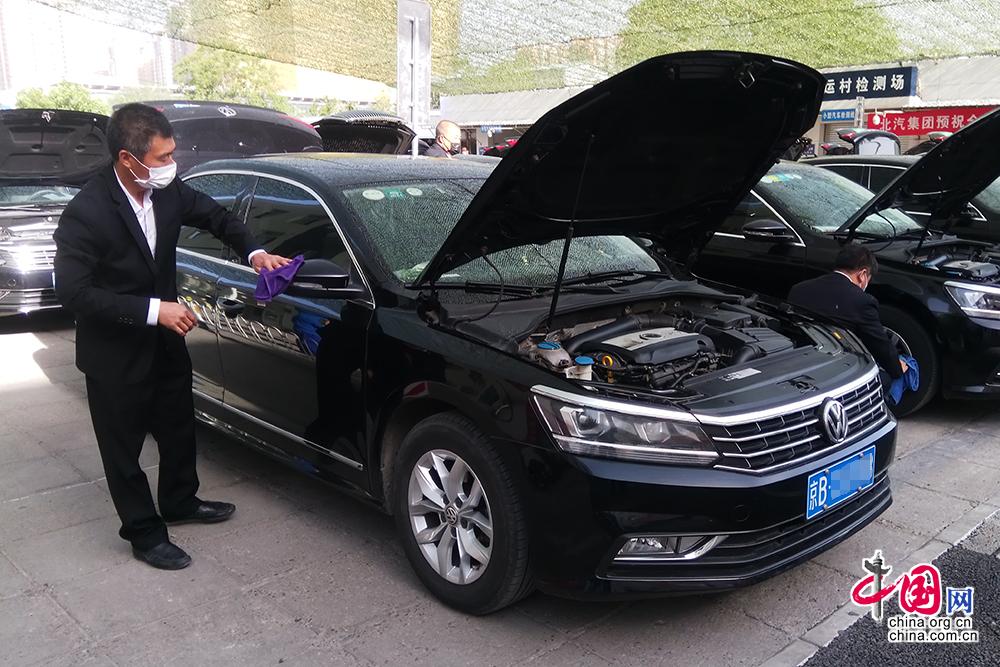 上午8点多,数十辆黑色的出租车已经整齐停放在检测场内,每辆车前挡风