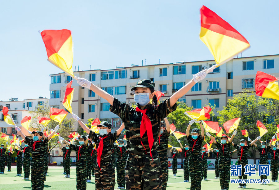 5月11日,呼和浩特市玉泉区五塔寺东街小学少年军校学员在展示海军旗语