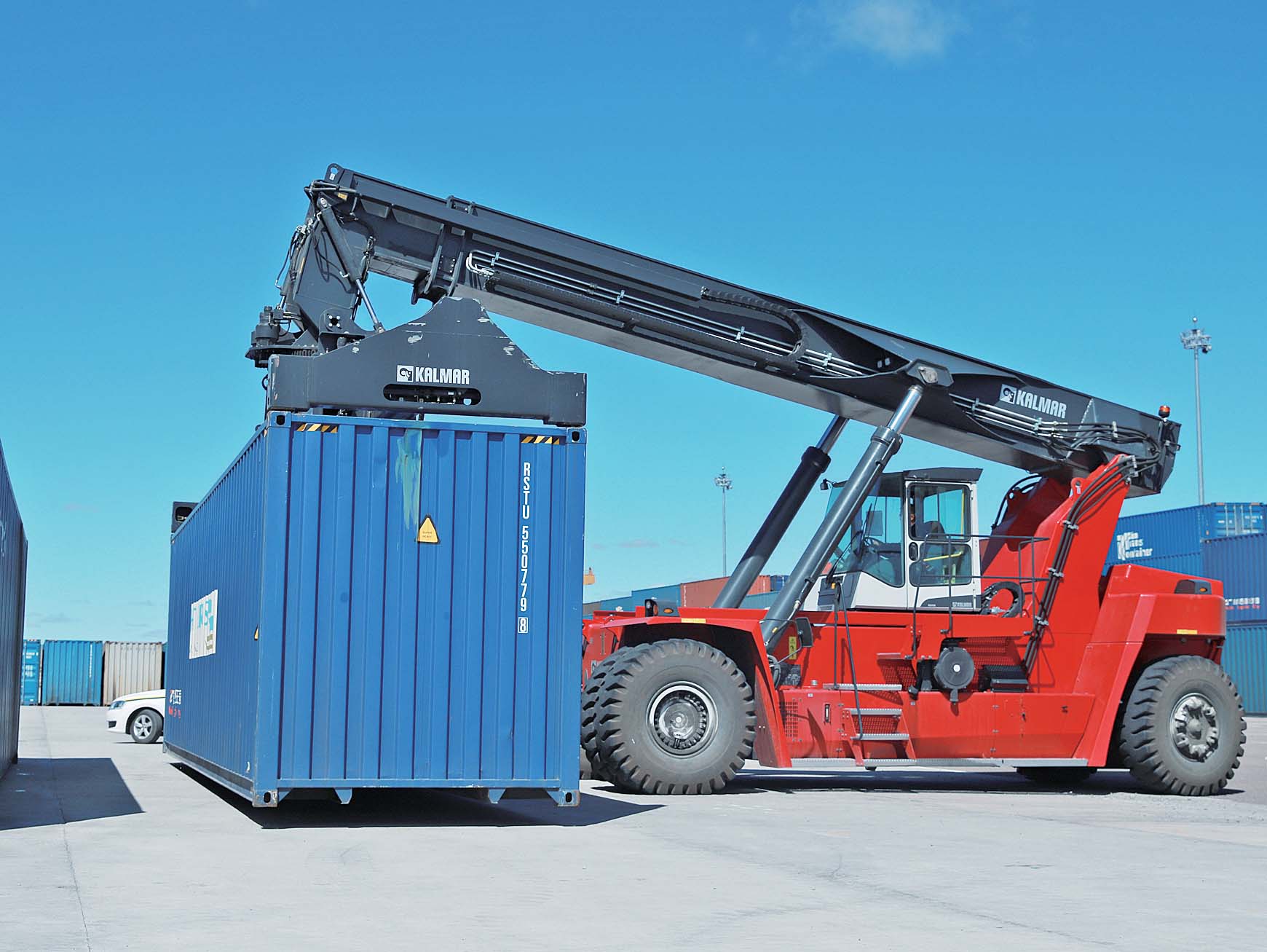 满洲里铁路口岸集装箱换装场作业场景.
