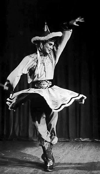 贾作光表演蒙古族舞蹈《雁舞》. (资料图)