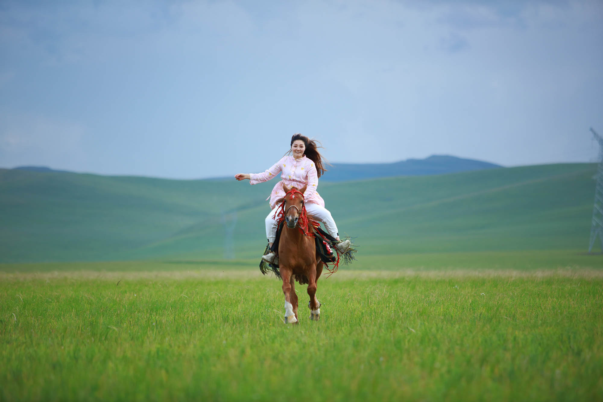 锡林郭勒盟乌拉盖管理区,一游客纵马驰骋,风姿飒爽.文/图 张国玉