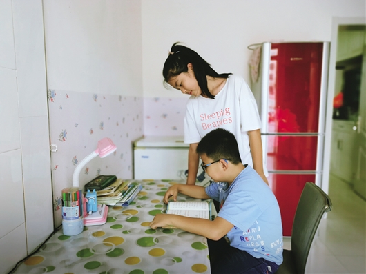 区文明办遴选推送的"最美孝心少年"候选人徐佳琦,徐圣杰姐弟进行了为
