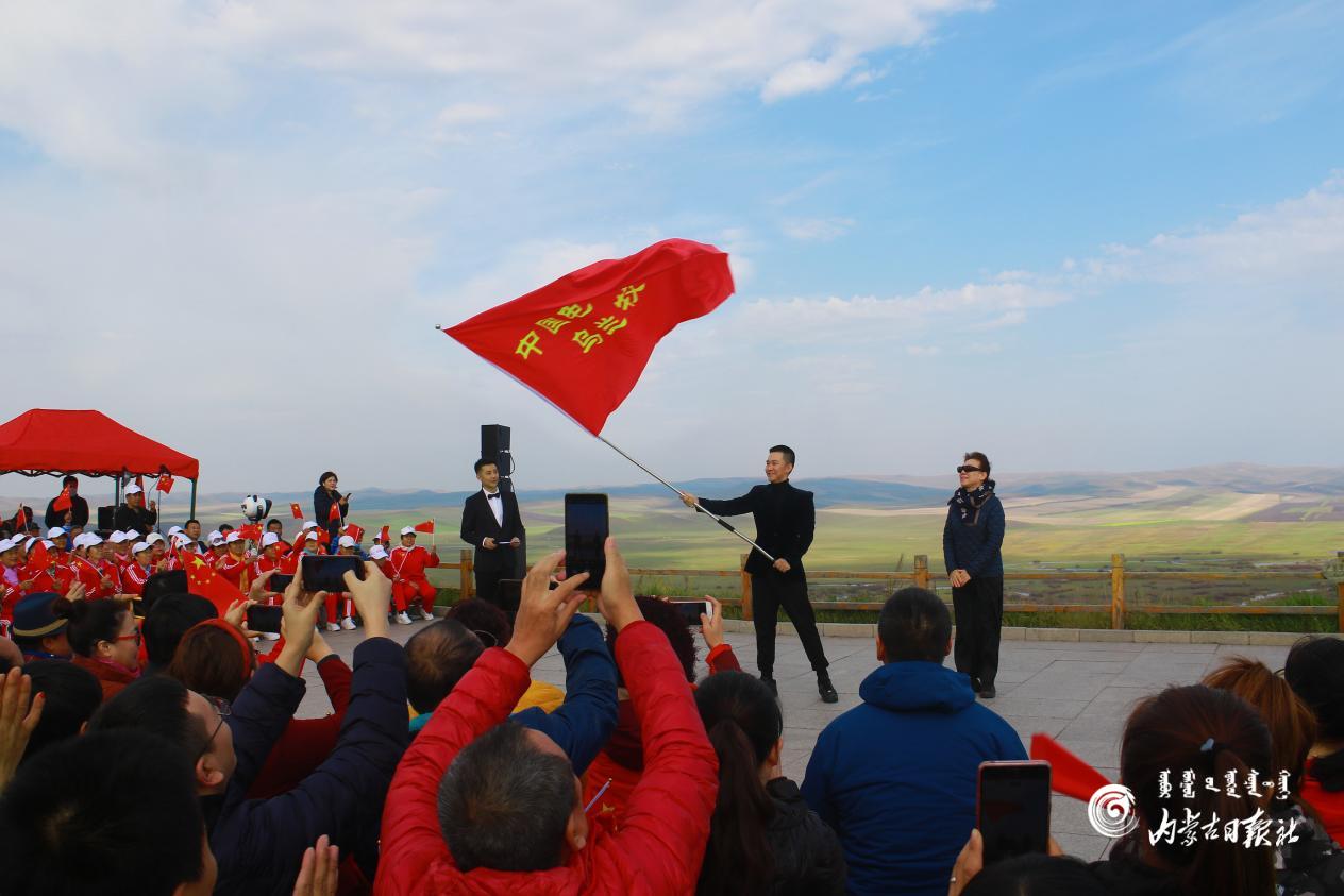 内蒙古电视艺术家协会青年工作者委员会主任富鹏接受授旗