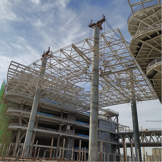 "青城之眼"首块钢结构独立飘板提升