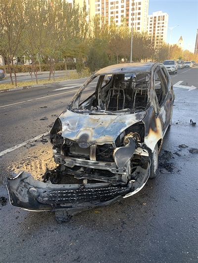 电动老年代步车起火 几分钟烧成铁架子