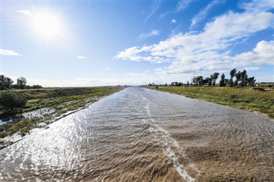 奔流不息的老哈河.记者张启民摄