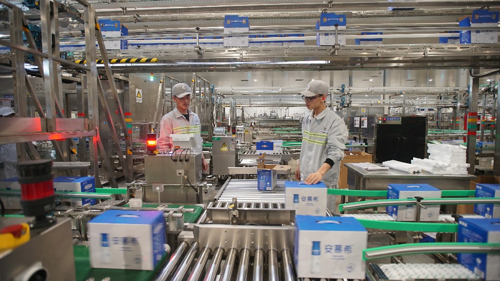 宁夏伊利生产线上,年轻的工人们正在忙碌工作.