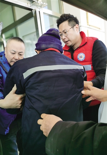 潘俊杰(右一)和驻村干部护送冯徐虎就医(图片由潘俊杰提供)