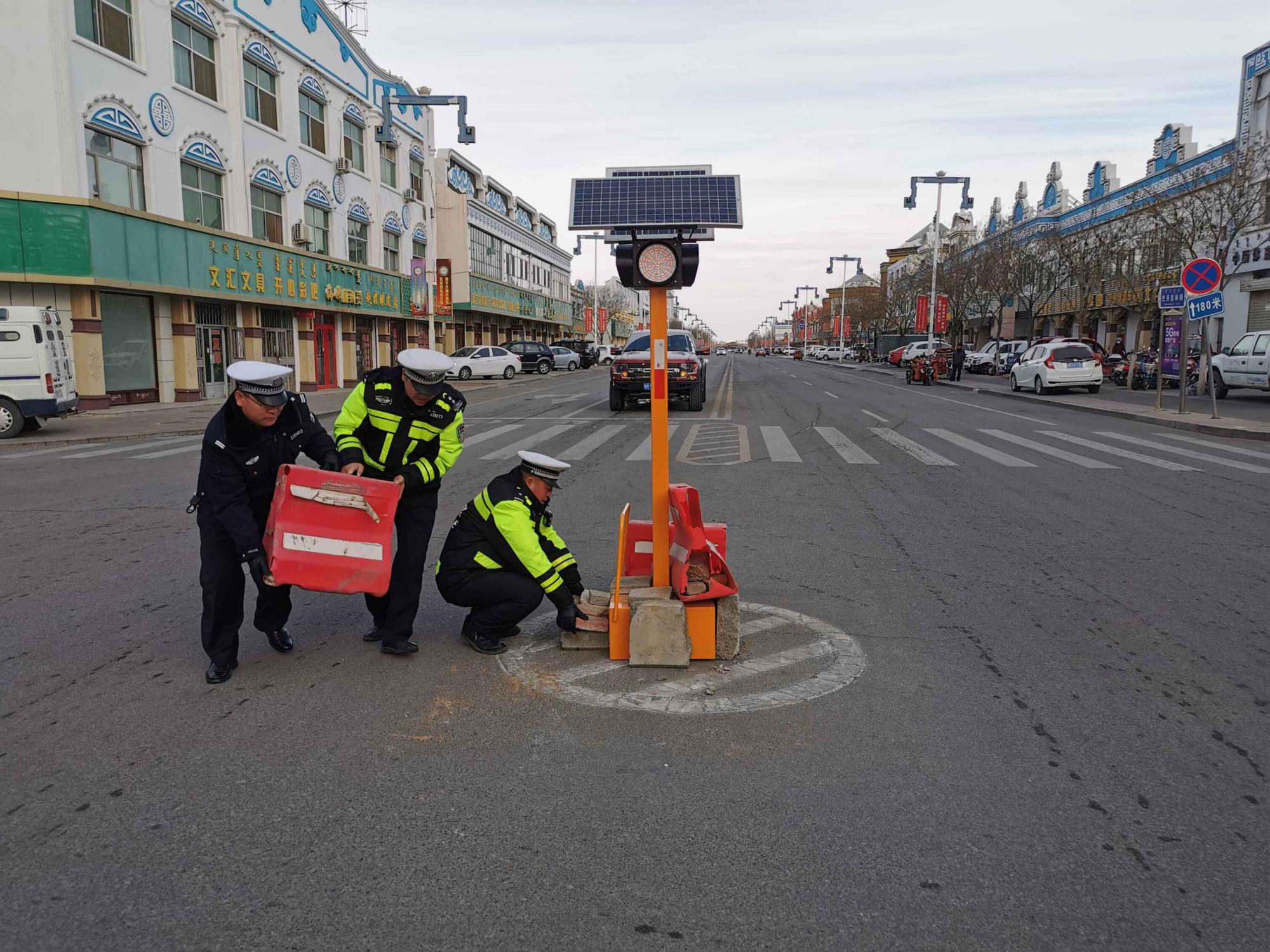 阿拉善右旗:酒后撞倒红绿灯 3000余元修复消除道路安全隐患