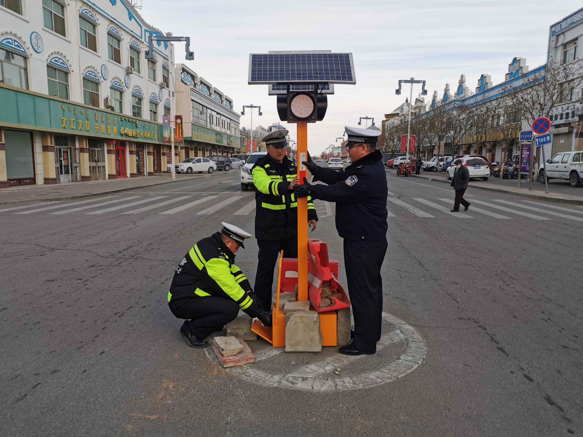 阿拉善右旗:酒后撞倒红绿灯 3000余元修复消除道路安全隐患