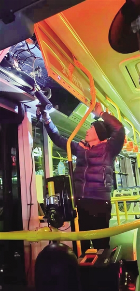 公交暖车员:坚守冬日寒夜 保障乘客出行