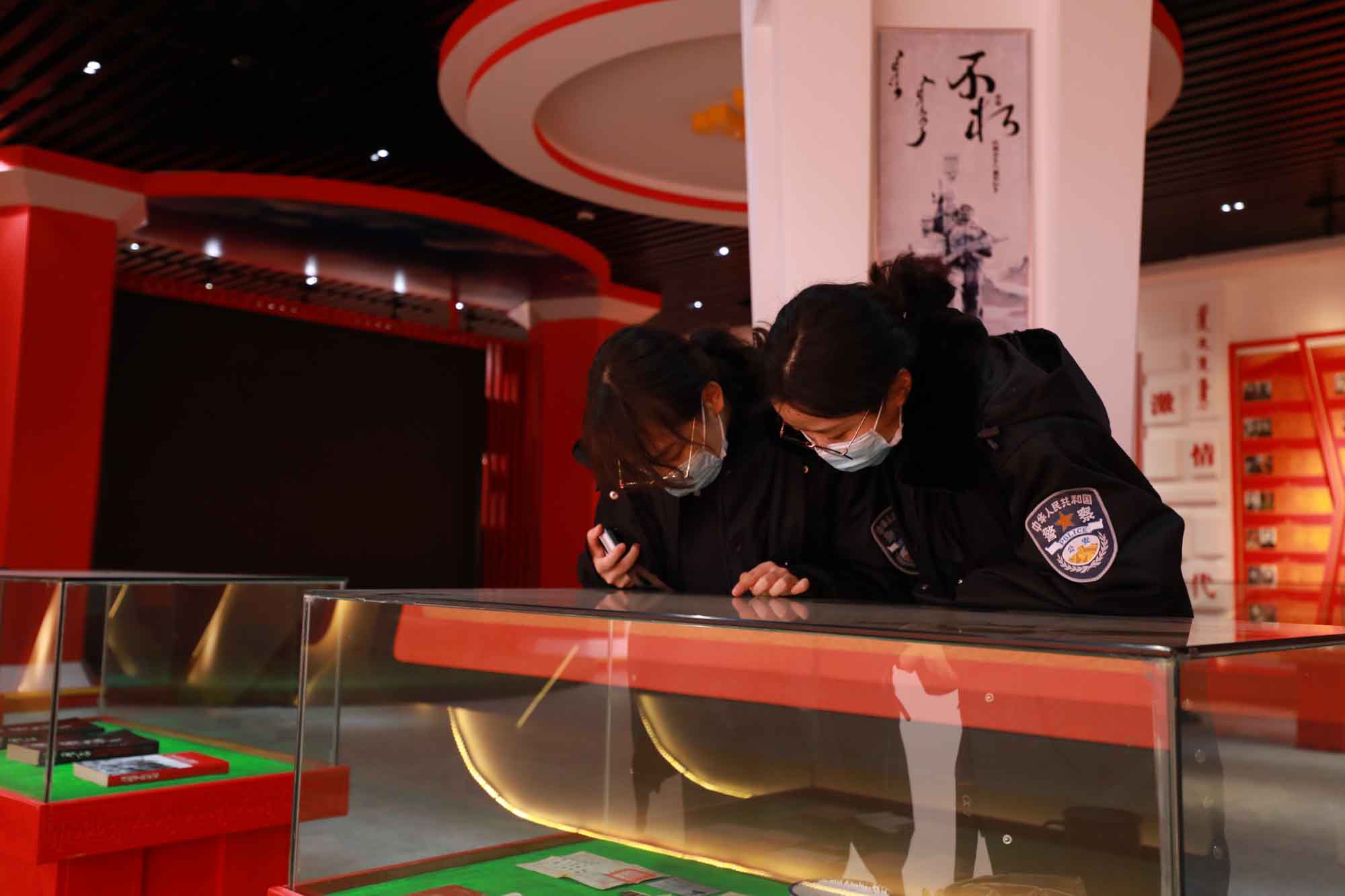 民警在红色记忆展厅参观陈列品