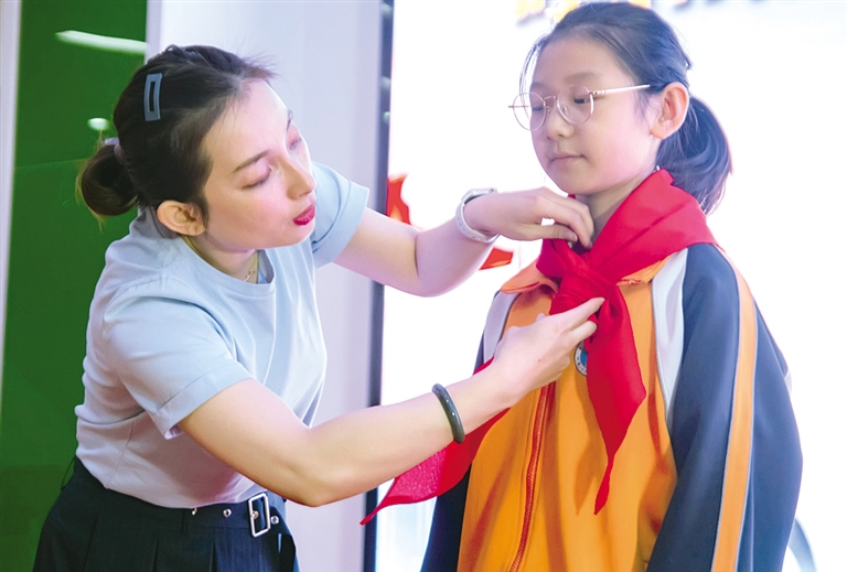 首届青少年礼仪大赛|208名同学晋级校级礼仪少年 6名小记者收到礼物