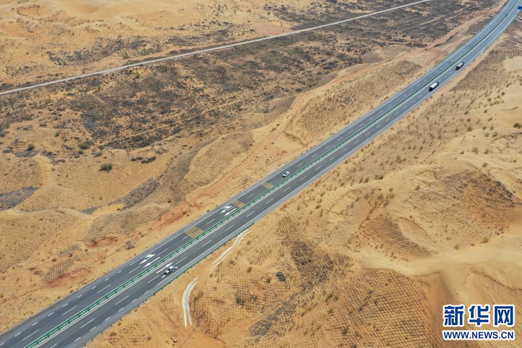 这是杭锦旗境内被称作"穿沙公路"的省道215线(4月20日摄,无人机照片).