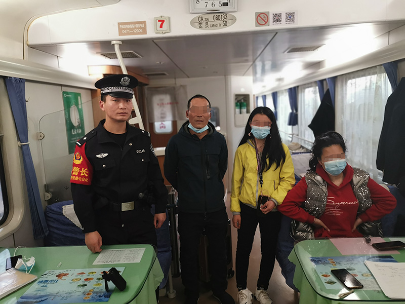 近日,锡林浩特铁路警方拦下两名离家出走远赴千里寻网恋的00后女孩