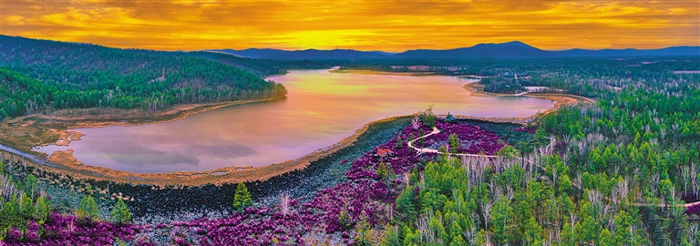 位于呼伦贝尔市鄂伦春自治旗境内的达尔滨湖国家森林公园, 碧波荡漾