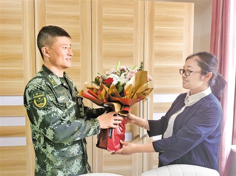 桑宏宇给妻子送上一束爱意满满的鲜花