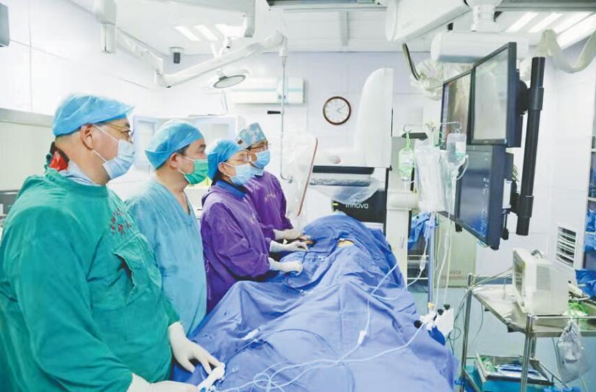 团队正在进行房颤冷冻球囊消融手术.