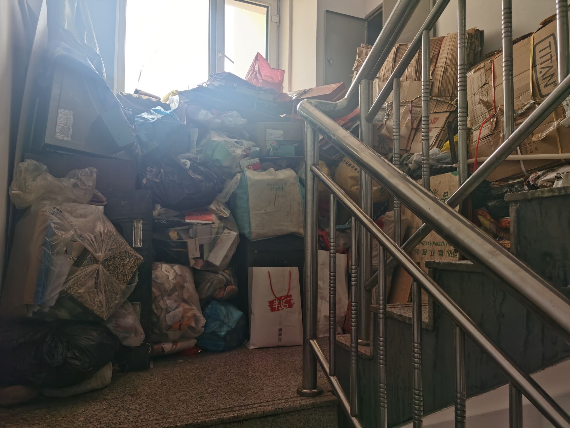 一住户多年在楼道里堆放杂物 邻居盼解决