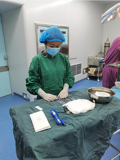 她又一次接受新任务,调入手术室担任器械巡回护士