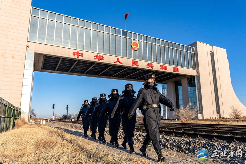 新年第一缕阳光,开始边境巡逻踏查行动,确保节日期间边境地区安全稳定