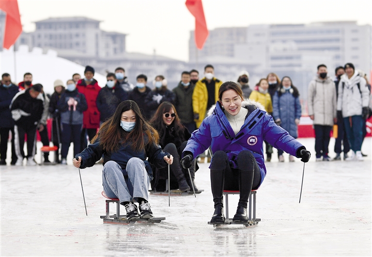 1月14日,各单位职工正在参加冰车追逐比赛.