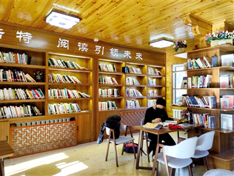 青城驿站里的鸿雁书房借阅真方便