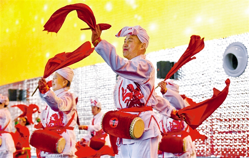 1月29日,呼和浩特市大西康乐腰鼓队表演安塞腰鼓《东方红》,迎接虎年